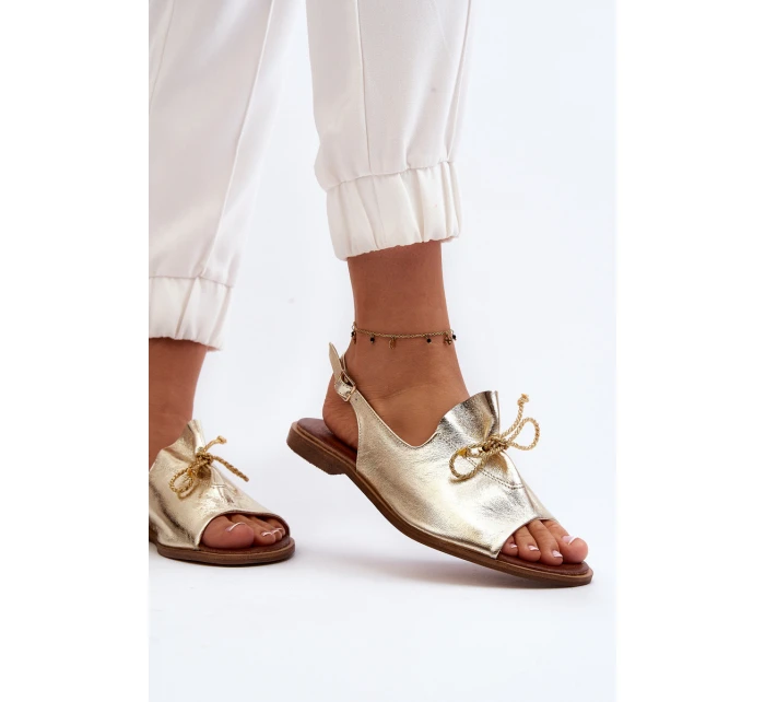 model 21646277 Kožené Ploché Sandály Zlaté - Zazoo