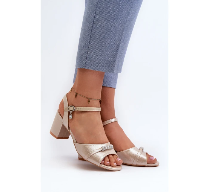 Dámské sandály z ekokože na podpatku s ozdobami zlaté model 21658156 - VINCEZA