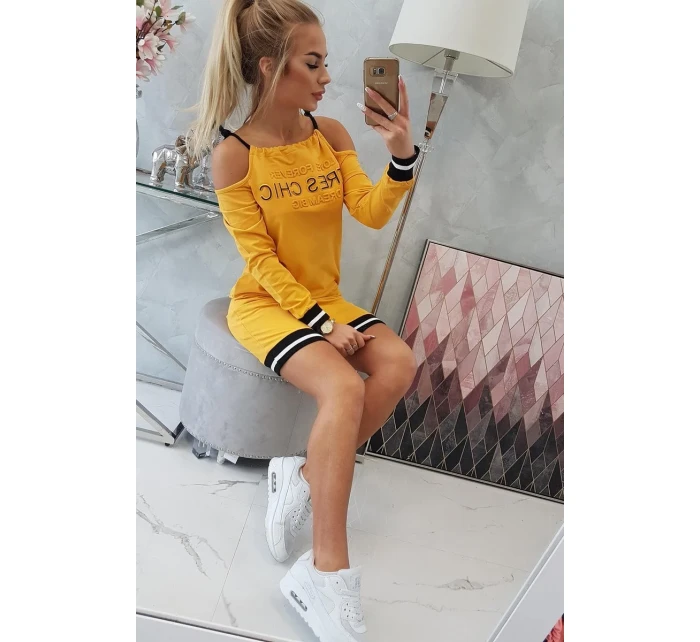 Šaty Tres Chic v hořčicové barvě Šaty Tres Chic v hořčicové barvě