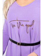 Šaty s ozdobným páskem a nápisem purple