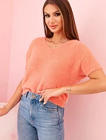 Dámský svetr z měkkého chlupatého materiálu s výstřihem do V a krátkým rukávem lososový