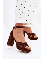 Dámské sandály na podpatku z imitace semiše čokoládové model 22107177 - Boto