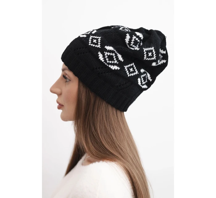 Dámská zimní čepice z vlny s geometrickým vzorem model 21867912 černá + bílá - K-Fashion Dámská zimní čepice z vlny s geometrickým vzorem model 21867912 černá + bílá - K-Fashion