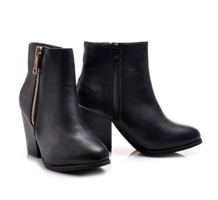 Parádní černé kotníčkové dámské boty s módním zipem