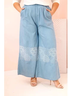 Dámské kalhoty Plus Size se širokými nohavicemi a model 21156795 výšivkou světle džínové - K-Fashion
