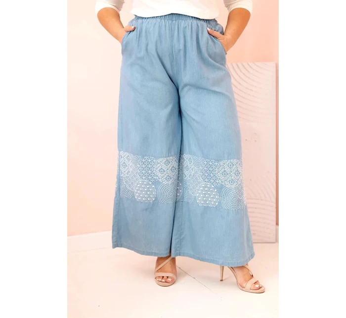 Dámské kalhoty Plus Size se širokými nohavicemi a model 21156795 výšivkou světle džínové - K-Fashion