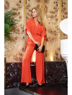 Kombinéza se širokými nohavicemi a výstřihem korálová model 20966139 - STYLOVE