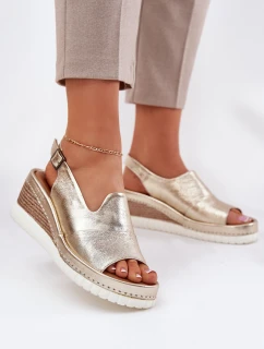 Dámské Kožené Sandály Na Klínu model 21696016 Zlaté - Artiker
