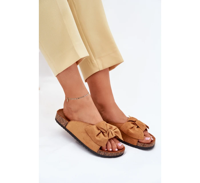 Dámské Pantofle Na Korkové Podešvi S Mašlí Camel model 21701469 - Boto Dámské Pantofle Na Korkové Podešvi S Mašlí Camel model 21701469 - Boto