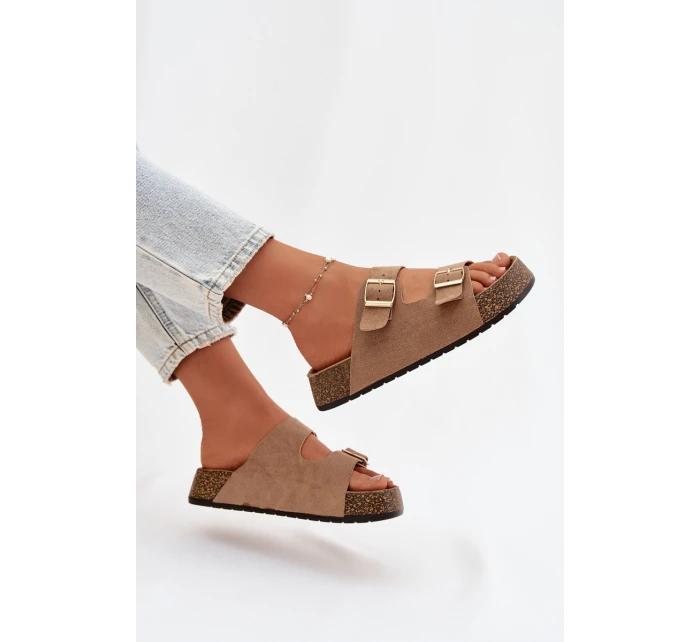 Dámské pantofle na korkové platformě se zlatými sponami tmavě béžové model 21919279 - EVENTO Dámské pantofle na korkové platformě se zlatými sponami tmavě béžové model 21919279 - EVENTO