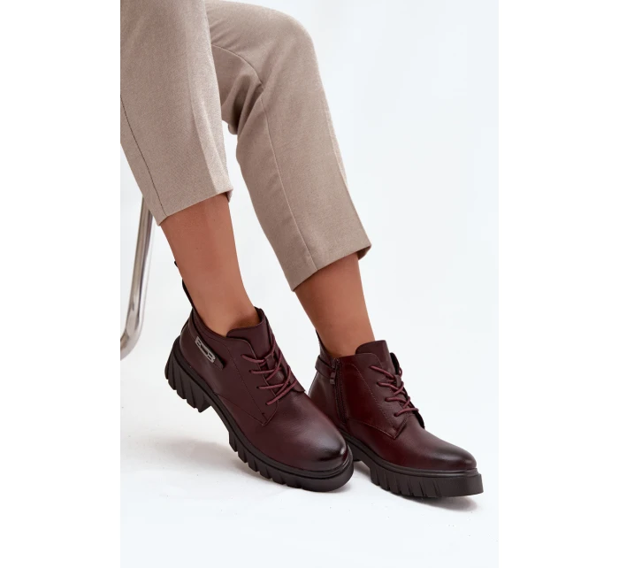 Nízké zateplené dámské kotníkové boty na klínku s ozdobným páskem bordó model 21712788 - Boto