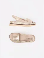 Trendy dámské zlaté  sandály na plochém podpatku