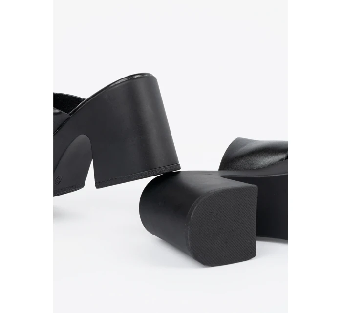 Módní dámské  nazouváky černé na širokém podpatku