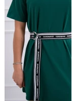 Šaty s ozdobným páskem zelené