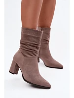 Dámské zateplené kozačky na podpatku s horní částí Taupe model 22368643 - EVENTO Dámské zateplené kozačky na podpatku s horní částí Taupe model 22368643 - EVENTO