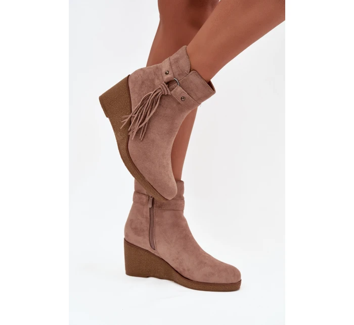 Zateplené dámské kotníkové boty na platformě s třásněmi béžové Olivarae Zateplené dámské kotníkové boty na platformě s třásněmi béžové Olivarae