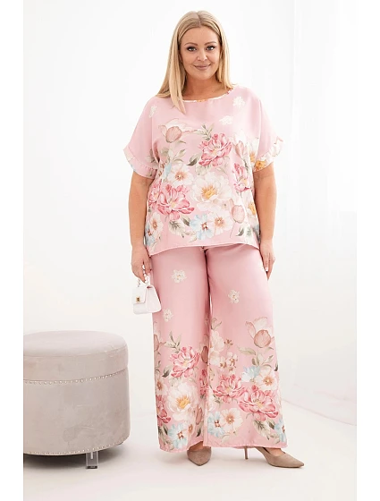 Dámský komplet Plus Size s halenkou a kalhotami s květinovým vzorem a širokými nohavicemi pudrově růžová Dámský komplet Plus Size s halenkou a kalhotami s květinovým vzorem a širokými nohavicemi pudrově růžová