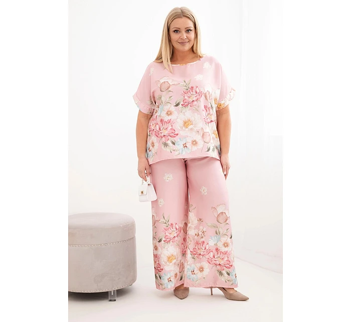 Dámský komplet Plus Size s halenkou a kalhotami s květinovým vzorem a širokými nohavicemi pudrově růžová Dámský komplet Plus Size s halenkou a kalhotami s květinovým vzorem a širokými nohavicemi pudrově růžová