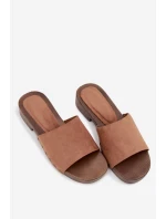 Ženské pantofle na plochém podpatku se zlatými přezkami Hnědé Girella Ženské pantofle na plochém podpatku se zlatými přezkami Hnědé Girella