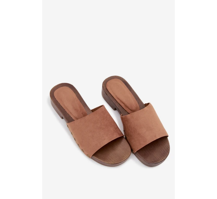 Ženské pantofle na plochém podpatku se zlatými přezkami Hnědé Girella Ženské pantofle na plochém podpatku se zlatými přezkami Hnědé Girella