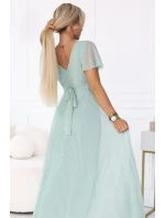 dlouhé třpytivé šaty s výstřihem a krátkými rukávy pistáciová barva model 22019068 - numoco basic