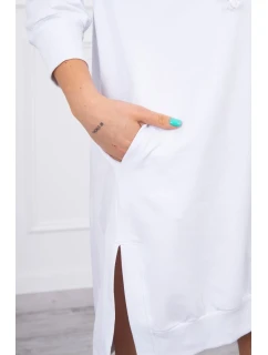 Šaty s kapucí a delšími zády bílé