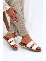 Dámské sandály na plochém podpatku se zlatou ozdobou bílé model 21697094 - EVENTO Dámské sandály na plochém podpatku se zlatou ozdobou bílé model 21697094 - EVENTO