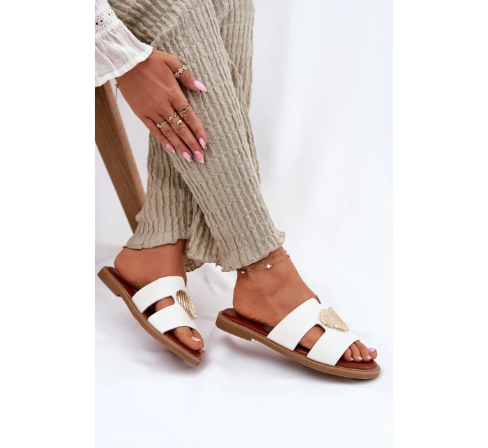 Dámské sandály na plochém podpatku se zlatou ozdobou bílé model 21697094 - EVENTO Dámské sandály na plochém podpatku se zlatou ozdobou bílé model 21697094 - EVENTO