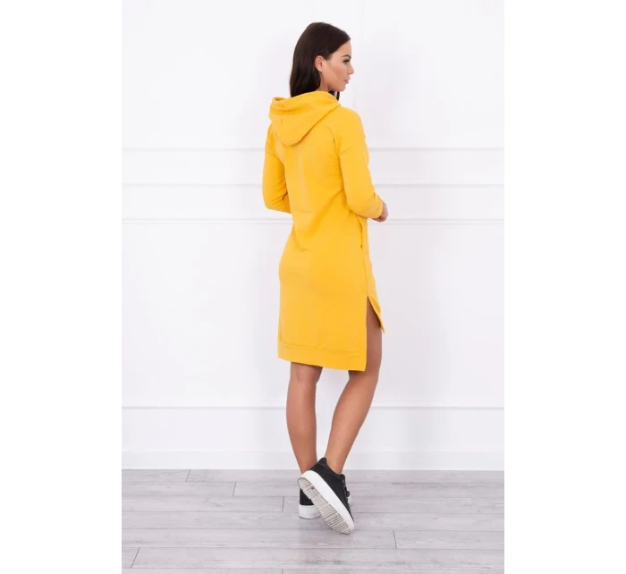 Šaty s delšími zády a barevným hořčicovým potiskem Šaty s delšími zády a barevným hořčicovým potiskem