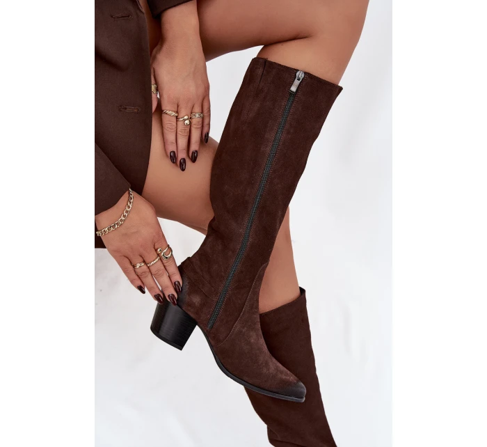 Kožené semišové kozačky na podpatku s přezkou  Čokoládové model 21744813 - Zazoo