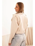 Dámská krátká bunda z eko kůže s páskem a límcem béžová