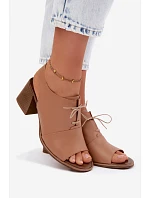 Kožené sandály na podpatku s šněrováním model 22185444 Cappuccino - Zazoo Kožené sandály na podpatku s šněrováním model 22185444 Cappuccino - Zazoo