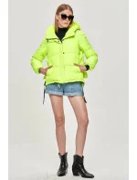 Krátká dámská zimní bunda v neonově žluté barvě s kapucí model 21242657 - Ann Gissy