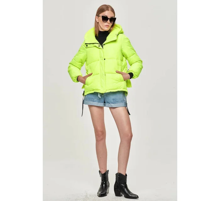 Krátká dámská zimní bunda v neonově žluté barvě s kapucí model 21242657 - Ann Gissy