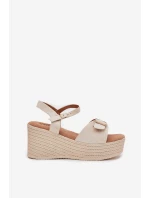 Dámské sandály na klínu s přezkou béžové model 21696184 - Boto Dámské sandály na klínu s přezkou béžové model 21696184 - Boto