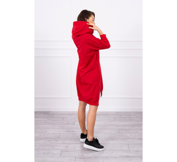 Šaty s kapucí a delším zadním dílem červené