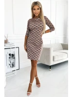 Béžové dámské šaty s černým vzorem a se zlatými zipy model 18910592 - numoco Béžové dámské šaty s černým vzorem a se zlatými zipy model 18910592 - numoco