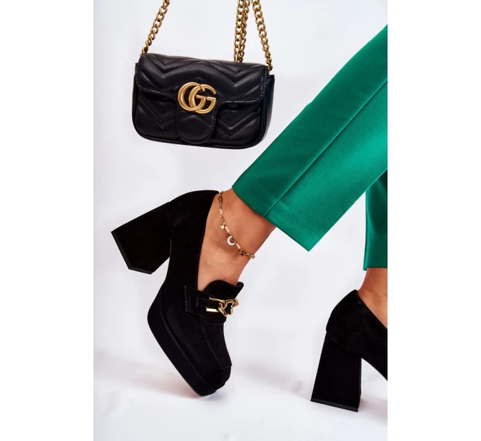 Semišové lodičky s ozdobným řetízkem model 21593258 černá - Laura Messi