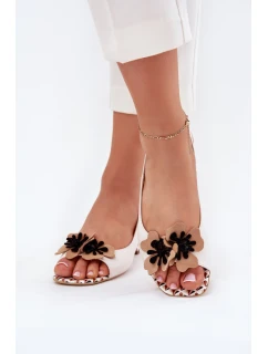 Kožené dámské sandály na klínku s ozdobným květem Laura Messi 2973 bílé