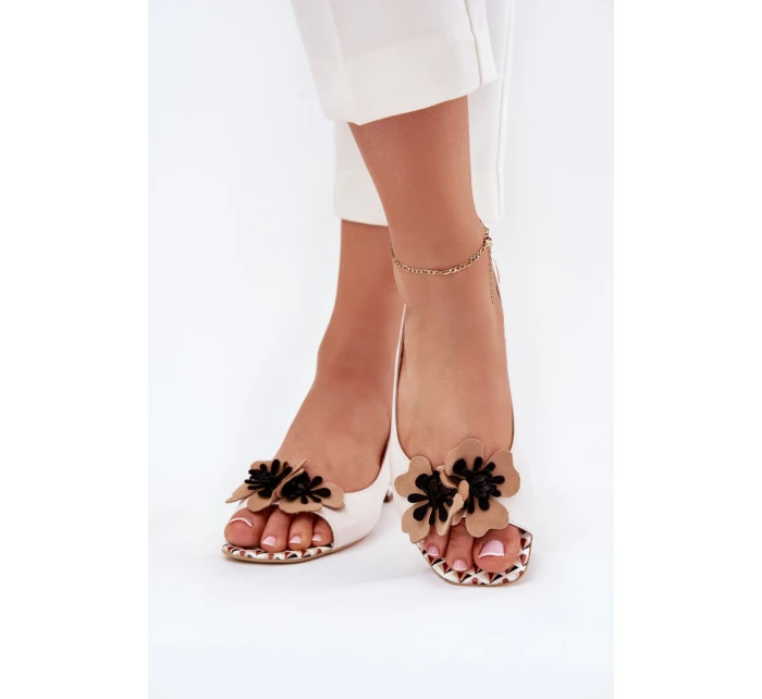 Kožené dámské sandály na klínku s ozdobným květem Laura Messi 2973 bílé Kožené dámské sandály na klínku s ozdobným květem Laura Messi 2973 bílé