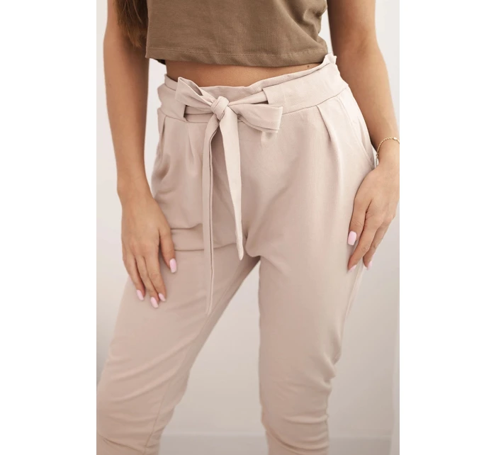 Dámské kalhoty z bavlny s vázáním v pase a zúženými nohavicemi béžové Dámské kalhoty z bavlny s vázáním v pase a zúženými nohavicemi béžové