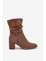 Zateplené dámské kotníkové boty s řasením na sloupkovém podpatku hnědé model 21711655 - Boto