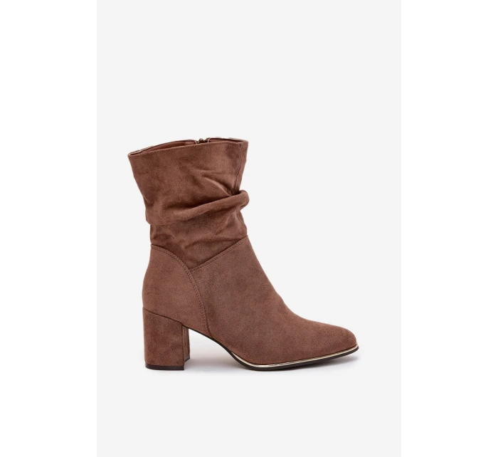 Zateplené dámské kotníkové boty s řasením na sloupkovém podpatku hnědé model 21711655 - Boto