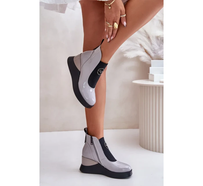 Lakované Kotníkové Boty Na Klínku Zateplené Vinceza Šedé Lakované Kotníkové Boty Na Klínku Zateplené Vinceza Šedé