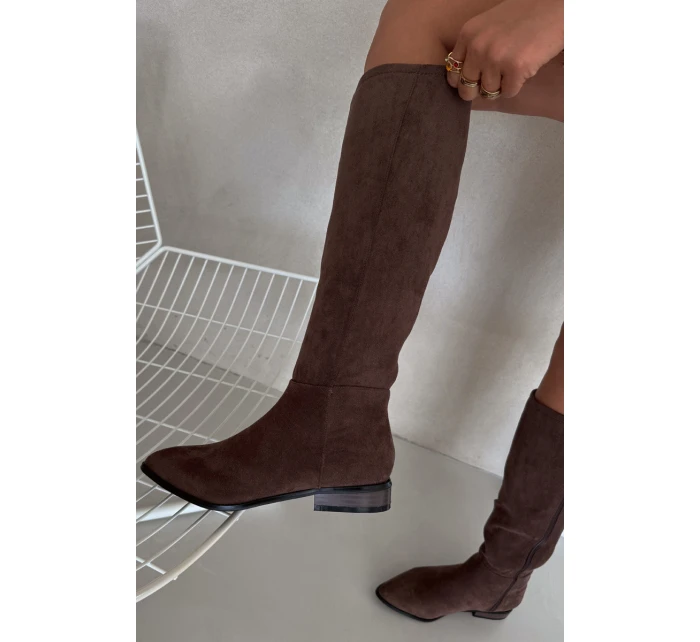 Dámské semišové kozačky na nízkém podpatku model 21848558 – hnědé - Kesi