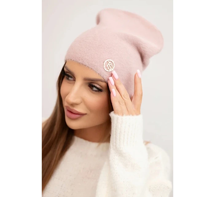 Dámská klasická čepice z měkké pleteniny s pudrově růžová model 21480741 - K-Fashion Dámská klasická čepice z měkké pleteniny s pudrově růžová model 21480741 - K-Fashion