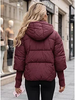 Kurtka damska zimowa pikowana z kapturem bordowa model 22350631 - FashionStreet Kurtka damska zimowa pikowana z kapturem bordowa model 22350631 - FashionStreet