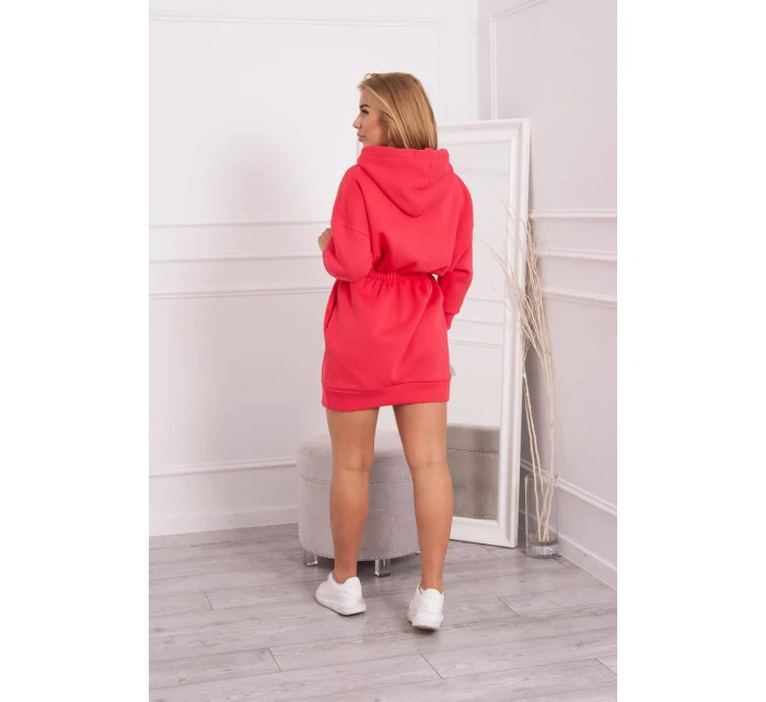 Zateplené šaty s kapucí v malinové barvě