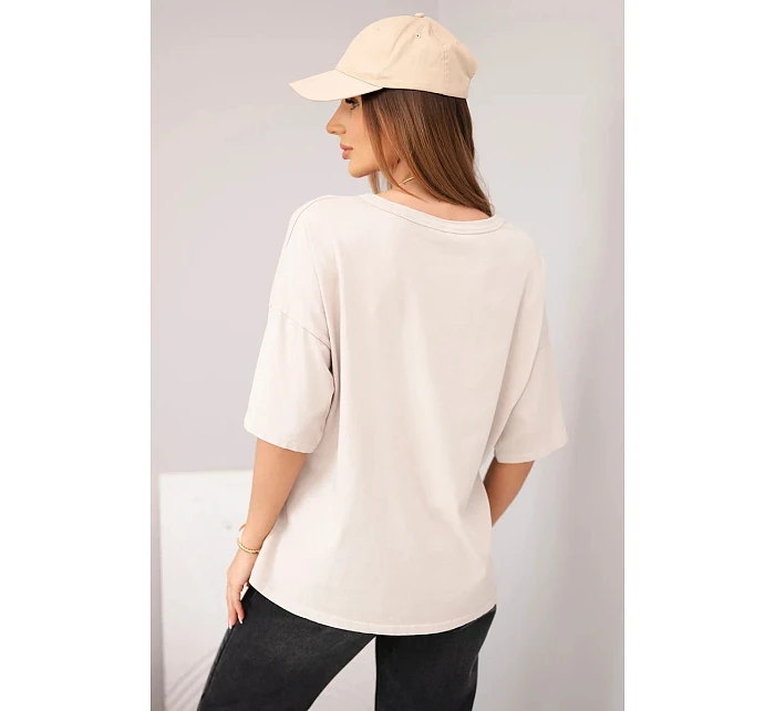 Dámská bavlněná oversize halenka s krátkým rukávem a model 22079387 potiskem béžová - K-Fashion Dámská bavlněná oversize halenka s krátkým rukávem a model 22079387 potiskem béžová - K-Fashion