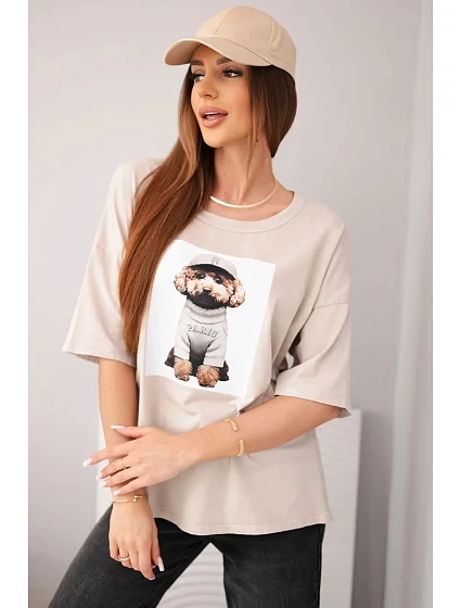 Dámská bavlněná oversize halenka s krátkým rukávem a model 22079387 potiskem béžová - K-Fashion Dámská bavlněná oversize halenka s krátkým rukávem a model 22079387 potiskem béžová - K-Fashion